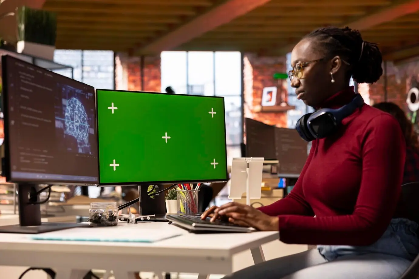 Frau, die in einem Technologieunternehmen für künstliche Intelligenz arbeitet und einen Mockup-PC verwendet.